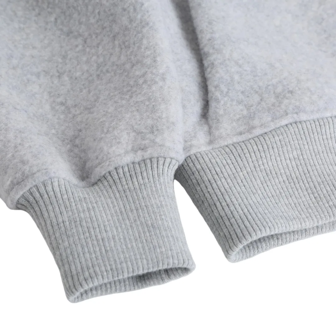 P760 Canada Goose Goose Armband Badge Wool Baseball Jacket (Light Gray) The fabric is made of wool blended fabric. The main fabric of this jacket is light gray wool blended fabric to improve the fabric's wear resistance, wrinkle resistance and warmth. Wool provides good warmth and a natural feel, while blended fibers enhance the fabric's practicality and durability. Rib knit at collar, cuffs and hem for added stretch and fit. The cutting process needs to ensure that the texture and color of the fabric are evenly distributed, especially with this light gray tone, to avoid chromatic aberrations. The stretchability of wool-blend fabrics needs to be taken into consideration when cutting pieces to ensure dimensional stability of the finished garment. Use a sewing needle and thread suitable for wool-blend fabrics to avoid damage to the fabric during sewing. The sewing stitches are even and firm to prevent thread stripping. The temperature needs to be controlled during ironing to avoid high temperature damage to the fabric while keeping the fabric smooth and crisp. The front and back body parts, sleeves and other main parts are spliced ​​with flat seams to ensure a smooth pattern, and the splicing points are aligned with the fabric texture to keep the appearance neat. Details such as pockets and cuffs are designed with inset pockets to increase practicality and aesthetics. The splicing areas are reinforced to improve durability. The white circular armband on the left arm is an important part of the brand identity and is finely sewn to ensure it is strong and flat. Size:S-M-L-XL